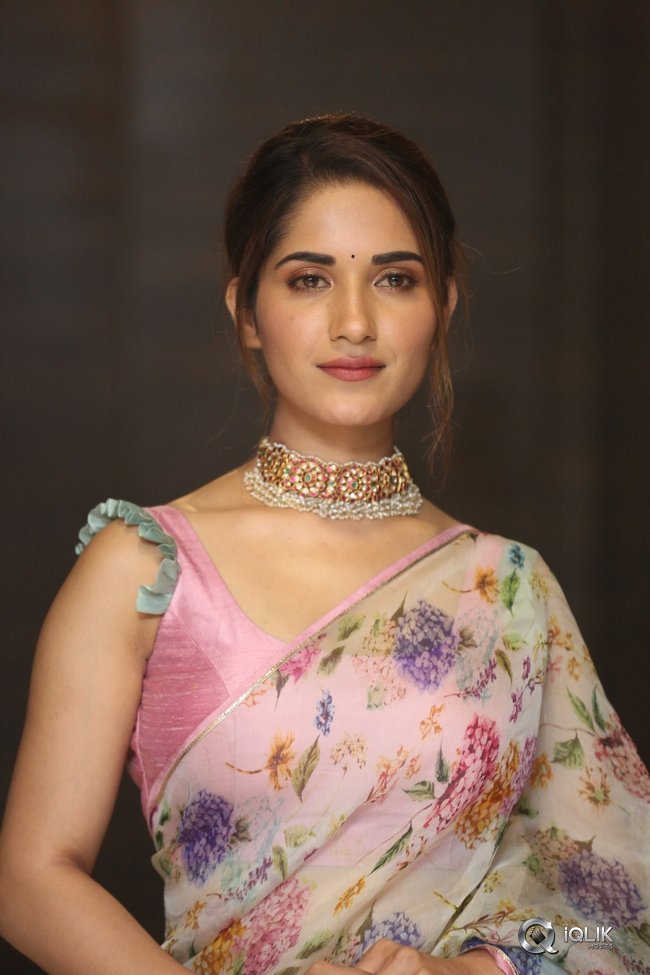 Ruhani-Sharma-at-Hit-Movie-Pre-Release-Event